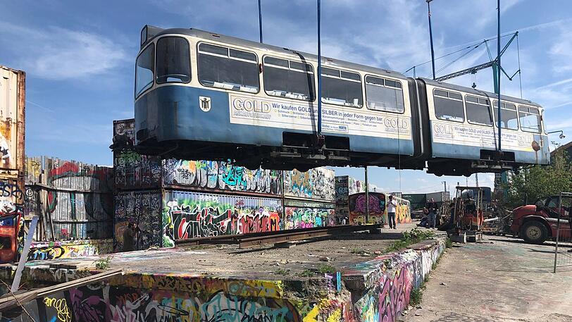Die Tram schwebt zu ihren vorgesehenen Platz.