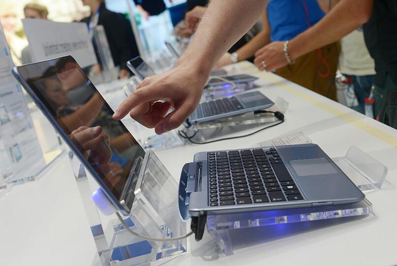 Einen Samsung ATIV smart PC mit Windows 8 Oberfläche sieht sich ein Besucher am Donnerstag (30.08.2012) am Stand des Unternehmens auf der Internationalen Funkausstellung in Berlin an.