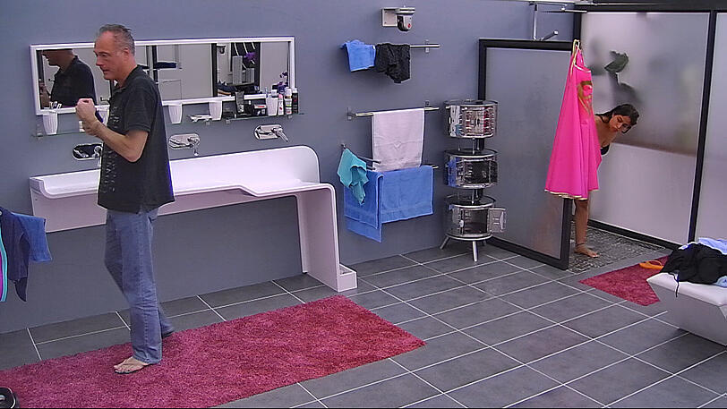 Tag 3 bei Promi Big Brother: Ela duscht und flüchtet vor Schill.