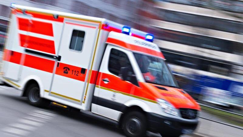 Ein Rettungswagen fährt mit Blaulicht. Foto: Nicolas Armer/dpa/Symbolbild