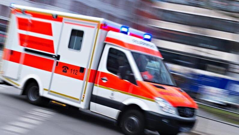 Ein Rettungswagen fährt mit Blaulicht. Foto: Nicolas Armer/dpa/Symbolbild Ein Rettungswagen fährt mit Blaulicht. Foto: Nicolas Armer/dpa/Symbolbild