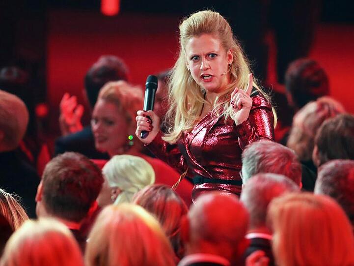 Barbara Schöneberger sammelt bei den prominenten Gästen Spenden ein.