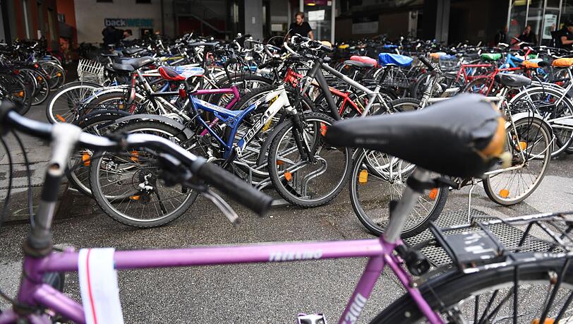 Aus Sicherheitsgr&uuml;nden entfernt die Deutsche Bahn ab kommender Woche im Umfeld des Hauptbahnhofes abgestellte Fahrr&auml;der und E-Scooter. (Archivfoto).