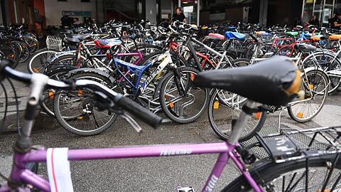 Aus Sicherheitsgr&uuml;nden entfernt die Deutsche Bahn ab kommender Woche im Umfeld des Hauptbahnhofes abgestellte Fahrr&auml;der und E-Scooter. (Archivfoto).