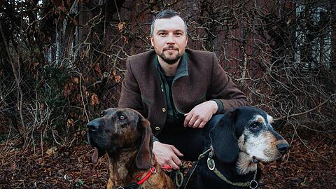 Kevin Seemann ist Berufsjäger im Forstenrieder Park. Seine Jagdhunde Walli (links) und Barney unterstützen ihn bei sogenannten Nachsuchen.