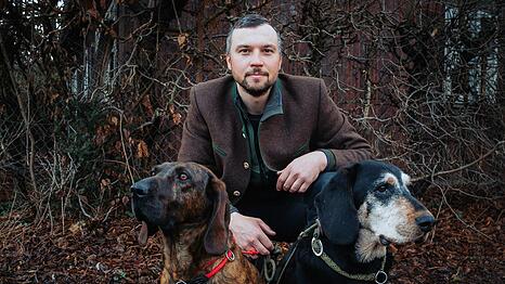 Kevin Seemann ist Berufsjäger im Forstenrieder Park. Seine Jagdhunde Walli (links) und Barney unterstützen ihn bei sogenannten Nachsuchen.
