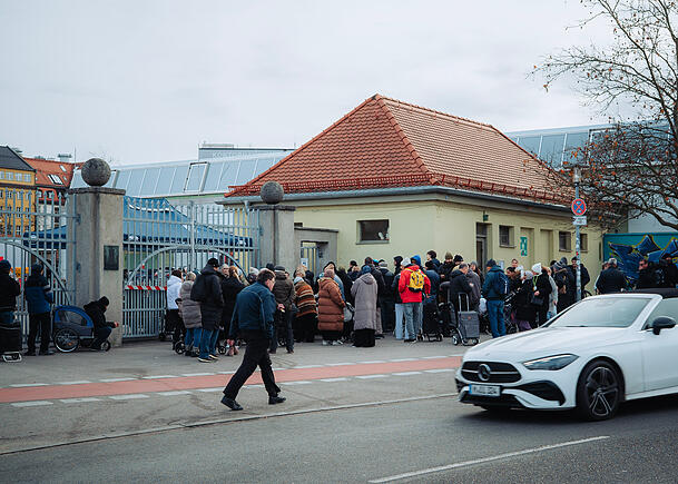 Jeden Mittwoch um 13.30 Uhr geht es los. Manchmal m&uuml;ssen die G&auml;ste lange warten. Mit leeren H&auml;nden geht jedoch niemand nach Hause.