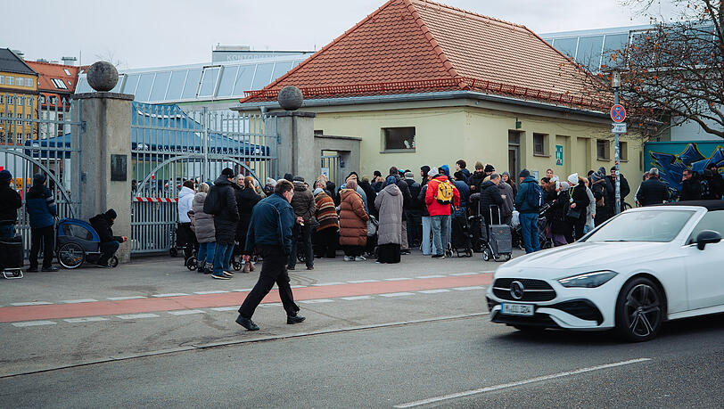 Jeden Mittwoch um 13.30 Uhr geht es los. Manchmal m&uuml;ssen die G&auml;ste lange warten. Mit leeren H&auml;nden geht jedoch niemand nach Hause.