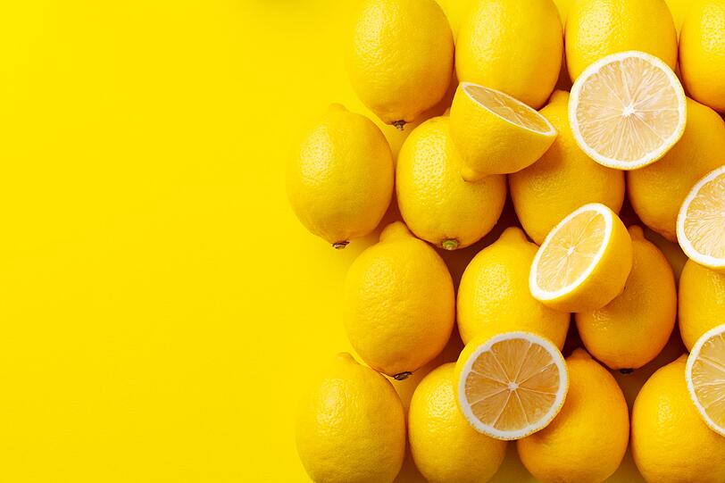 Zitronen liefern nicht nur jede Menge Vitamin C, sondern enthalten ebenso wertvolle Mineralien wie etwa Kalium, welches die Funktion von Nerven, Herz und Muskeln unterstützt. Doch Zitronen liefern nicht nur einen gesundheitlichen Beitrag oder dienen als Würzmittel in der Küche. Denn auch als natürliche Zutat in DIY-Kosmetik sowie als Hygiene- und Putzmittel sind sie wahre Multitalente. Zitronen liefern nicht nur jede Menge Vitamin C, sondern enthalten ebenso wertvolle Mineralien wie etwa Kalium, welches die Funktion von Nerven, Herz und Muskeln unterstützt. Doch Zitronen liefern nicht nur einen gesundheitlichen Beitrag oder dienen als Würzmittel in der Küche. Denn auch als natürliche Zutat in DIY-Kosmetik sowie als Hygiene- und Putzmittel sind sie wahre Multitalente.