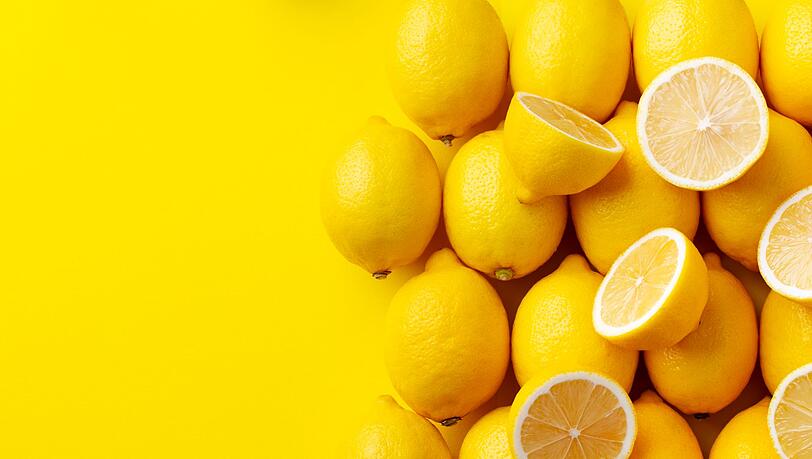 Zitronen liefern nicht nur jede Menge Vitamin C, sondern enthalten ebenso wertvolle Mineralien wie etwa Kalium, welches die Funktion von Nerven, Herz und Muskeln unterst&uuml;tzt. Doch Zitronen liefern nicht nur einen gesundheitlichen Beitrag oder dienen als W&uuml;rzmittel in der K&uuml;che. Denn auch als nat&uuml;rliche Zutat in DIY-Kosmetik sowie als Hygiene- und Putzmittel sind sie wahre Multitalente.