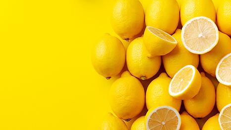 Zitronen liefern nicht nur jede Menge Vitamin C, sondern enthalten ebenso wertvolle Mineralien wie etwa Kalium, welches die Funktion von Nerven, Herz und Muskeln unterst&uuml;tzt. Doch Zitronen liefern nicht nur einen gesundheitlichen Beitrag oder dienen als W&uuml;rzmittel in der K&uuml;che. Denn auch als nat&uuml;rliche Zutat in DIY-Kosmetik sowie als Hygiene- und Putzmittel sind sie wahre Multitalente.