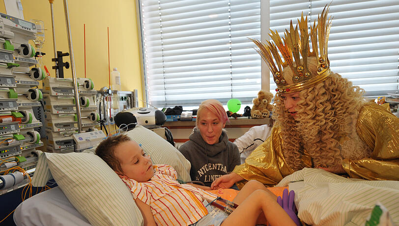 Christkind Johanna besuchte Jamiro (mit seiner Mama) im Dezember in der Uni-Klinik – und übergab ihm einen Glücksstern. Christkind Johanna besuchte Jamiro (mit seiner Mama) im Dezember in der Uni-Klinik – und übergab ihm einen Glücksstern.