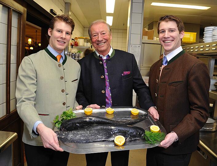 Edi Reinbold mit seinen Nachwuchs-Wiesnwirten Mathias (rechts) und Ludwig &ndash; hier in ihrer Gaststätte &bdquo;Zum Franziskaner&ldquo;.