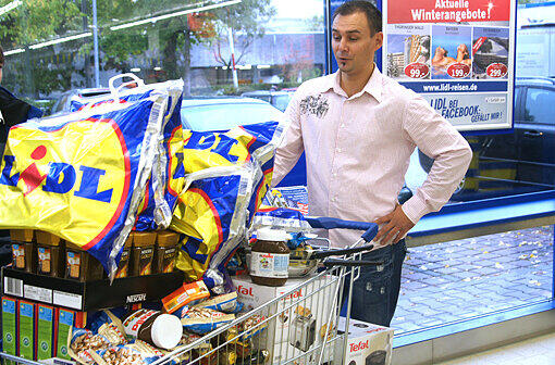 Einkaufen mal anders. Beim Speedshopping im Lidl dürfen sich fünf Münchner nach Lust und Laune bedienen - ohne dafür zu zahlen. Allerdings haben sie nur drei Minuten Zeit dafür. Die besten Bilder von einer rasanten Einkaufstour.