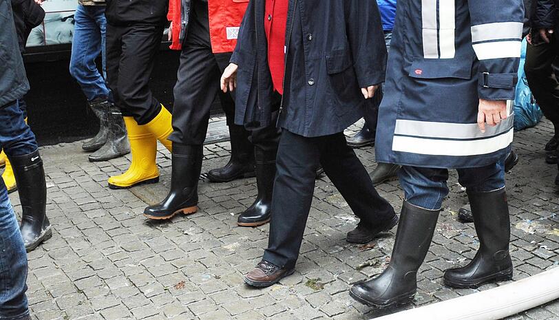 Politiker in Gummistiefeln: Christian Ude (SPD) hält nichts von Politiker-Besuchen in Hochwasser-Gebieten. Horst Seehofer (CDU)dagegen schon.