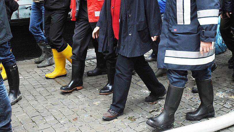 Politiker in Gummistiefeln: Christian Ude (SPD) hält nichts von Politiker-Besuchen in Hochwasser-Gebieten. Horst Seehofer (CDU)dagegen schon. Politiker in Gummistiefeln: Christian Ude (SPD) hält nichts von Politiker-Besuchen in Hochwasser-Gebieten. Horst Seehofer (CDU)dagegen schon.