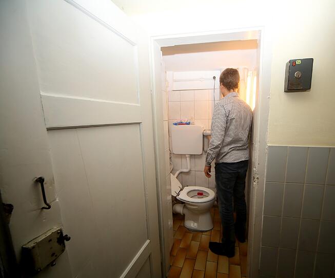 Das Foto zeigt eines der vielen Münchner Gemeinschafts-WC. Dieses gehört zu einer Wohnung in der Landsberger Straße.