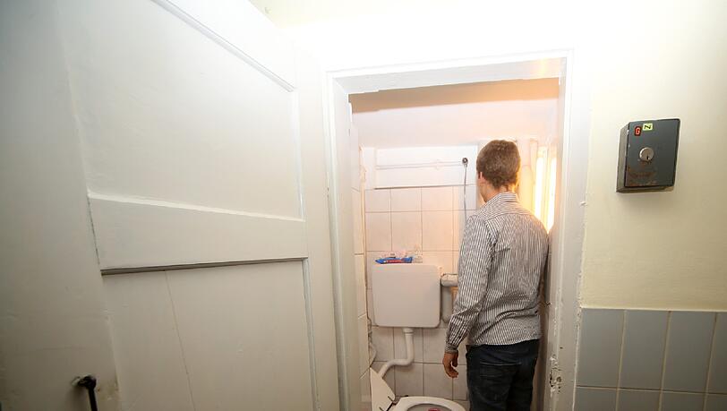Das Foto zeigt eines der vielen Münchner Gemeinschafts-WC. Dieses gehört zu einer Wohnung in der Landsberger Straße. Das Foto zeigt eines der vielen Münchner Gemeinschafts-WC. Dieses gehört zu einer Wohnung in der Landsberger Straße.