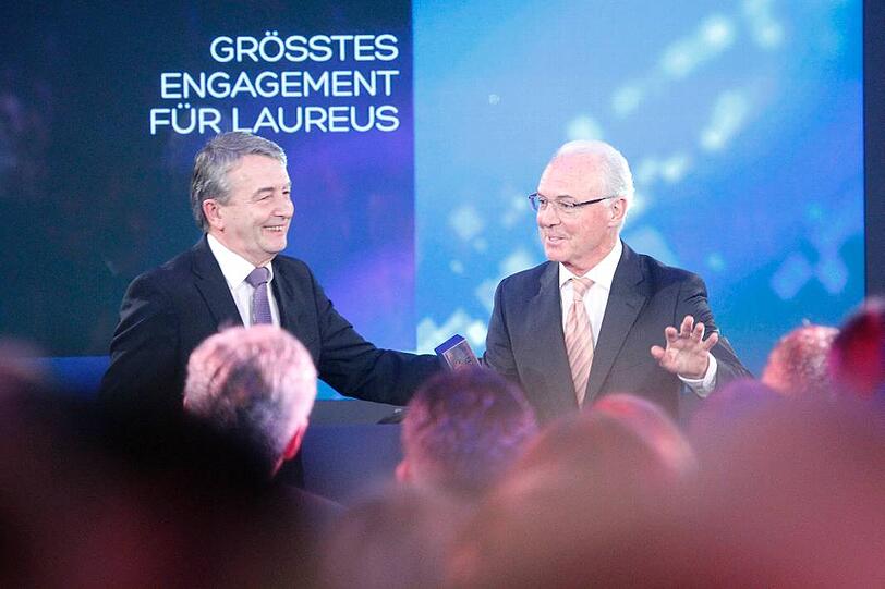 Wolfgang Niersbach hält die Laudatio für Franz Beckenbauer.
