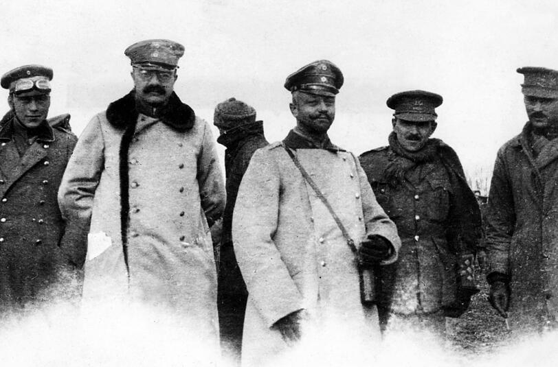 Das undatierte Amateur-Foto aus dem Bestand von United Archives zeigt deutsche und englische Soldaten bzw. Offiziere während des inoffiziellen Waffenstillstands zu Weihnachten im Jahr 1914.