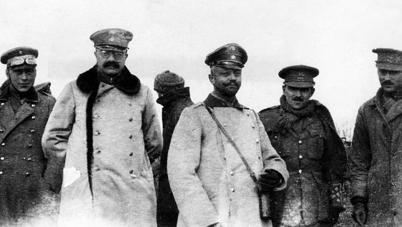 Das undatierte Amateur-Foto aus dem Bestand von United Archives zeigt deutsche und englische Soldaten bzw. Offiziere während des inoffiziellen Waffenstillstands zu Weihnachten im Jahr 1914. Das undatierte Amateur-Foto aus dem Bestand von United Archives zeigt deutsche und englische Soldaten bzw. Offiziere während des inoffiziellen Waffenstillstands zu Weihnachten im Jahr 1914.