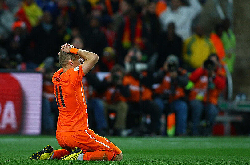 Auch mit den Niederlanden hat er großen Erfolg, unterliegt aber im WM-Finale Spanien. Besonders bitter für Robben: Er vergibt die große Chance zur Führung, scheitert an Iker Casillas.