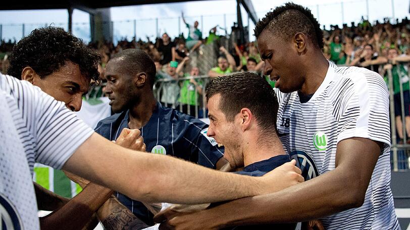 Wolfsburgs Vieirinha (M) feiert seinen Treffer zum 0:1 mit seinen Mannschaftskollegen.
