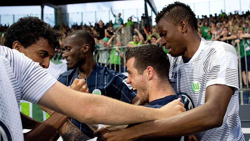 Wolfsburgs Vieirinha (M) feiert seinen Treffer zum 0:1 mit seinen Mannschaftskollegen. Wolfsburgs Vieirinha (M) feiert seinen Treffer zum 0:1 mit seinen Mannschaftskollegen.