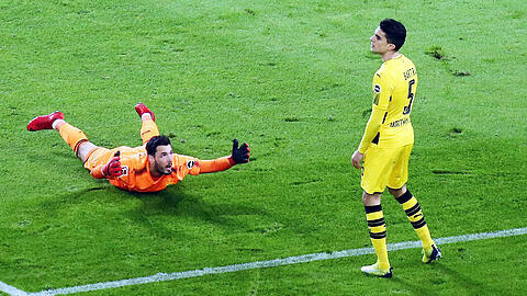 Missverständnis beim VfB Stuttgart: Roman Bürki (li.) und Marc Bartra für den BVB.