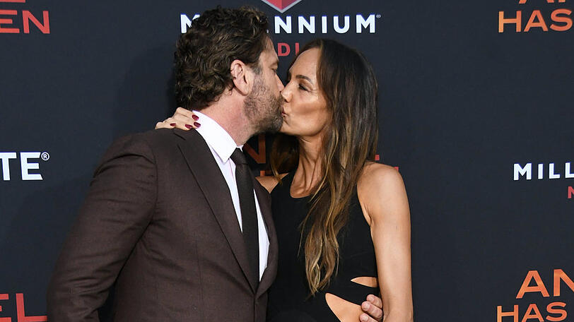 Gerard Butler und Morgan Brown küssen sich bei der Premiere von "Angel Has Fallen" in Los Angeles vor den Fotografen