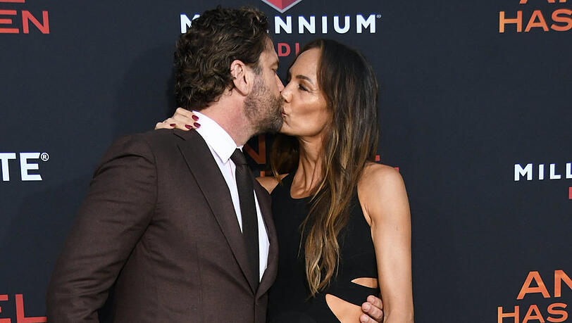 Gerard Butler und Morgan Brown küssen sich bei der Premiere von "Angel Has Fallen" in Los Angeles vor den Fotografen Gerard Butler und Morgan Brown küssen sich bei der Premiere von "Angel Has Fallen" in Los Angeles vor den Fotografen
