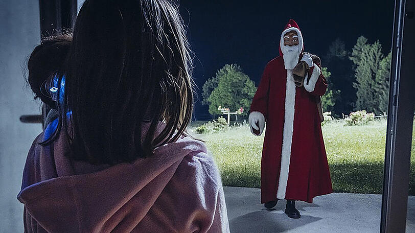 "Tatort: Wir kriegen euch alle": Ihre sprechende Puppe führt Gretchen Grein (Lilly Walleshauser) nachts ins Wohnzimmer, wo sie den Weihnachtsmann erwartet