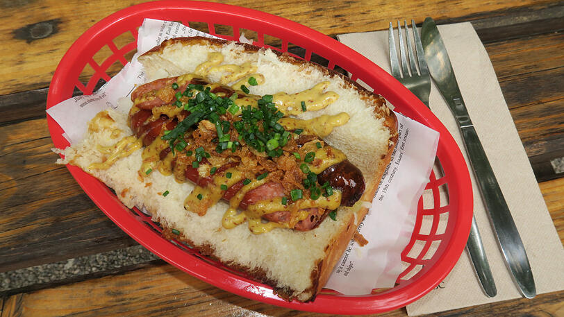 Wilderer Spezial: So heißt diese Hot-Dog-Kreation mit Käsekrainern im Körbchen.