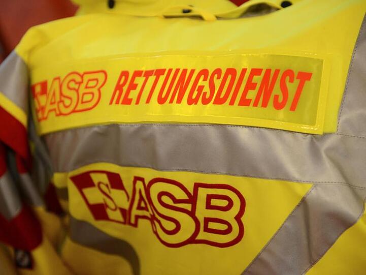 Das Logo des Arbeiter-Samariter-Bundes (ASB) auf einer Jacke. Foto: Jens Kalaene/Archivbild