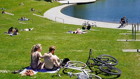 Badeanzug raus, T-Shirts aus, im Olympiapark herrscht am Sonntag ein Sommergefühl.