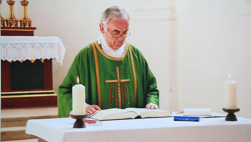 Priester bleibt man auch in der Rente: Pfarrer Schranner hält noch immer aushilfsweise Gottesdienste, wenn der örtliche Pfarrer keine Zeit hat. Priester bleibt man auch in der Rente: Pfarrer Schranner hält noch immer aushilfsweise Gottesdienste, wenn der örtliche Pfarrer keine Zeit hat.