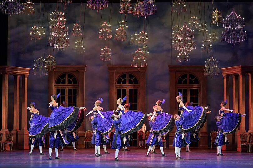 Das Ensemble des Staatsballetts in Christopher Wheeldons "Cinderella" im Nationaltheater.