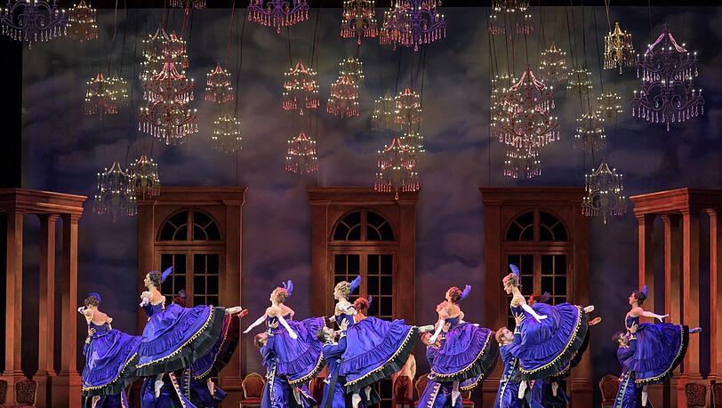 Das Ensemble des Staatsballetts in Christopher Wheeldons "Cinderella" im Nationaltheater. Das Ensemble des Staatsballetts in Christopher Wheeldons "Cinderella" im Nationaltheater.