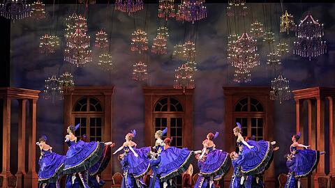 Das Ensemble des Staatsballetts in Christopher Wheeldons "Cinderella" im Nationaltheater.