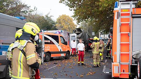 Einsatzfahrzeuge von Polizei und Feuerwehr stehen an der Unfallstelle in Berlin-Wilmersdorf.