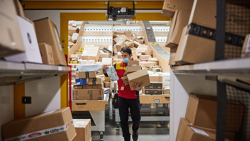 Packerlberge: ein DHL-Zusteller im Stress. Packerlberge: ein DHL-Zusteller im Stress.