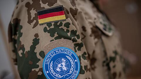 Das Schulterpatch der MINUSMA Mission der Vereinten Nationen UN an einem Bundeswehr Soldaten im Bundeswehr Feldlager Camp Castor.