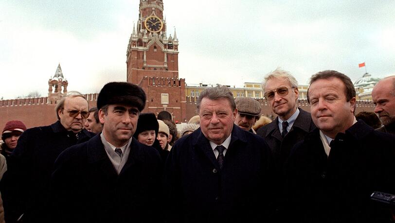 Der legend&auml;re Flug nach Moskau: Theo Waigel (links), Ministerpr&auml;sident Franz Josef Strau&szlig;, Edmund Stoiber und Gerold Tandler auf dem Roten Platz am 29.12.1987.