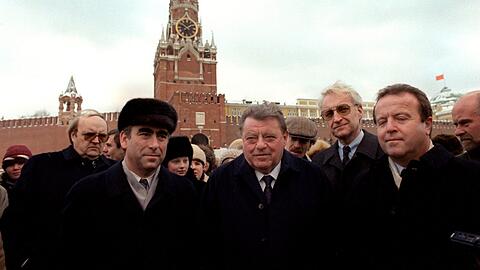 Der legend&auml;re Flug nach Moskau: Theo Waigel (links), Ministerpr&auml;sident Franz Josef Strau&szlig;, Edmund Stoiber und Gerold Tandler auf dem Roten Platz am 29.12.1987.