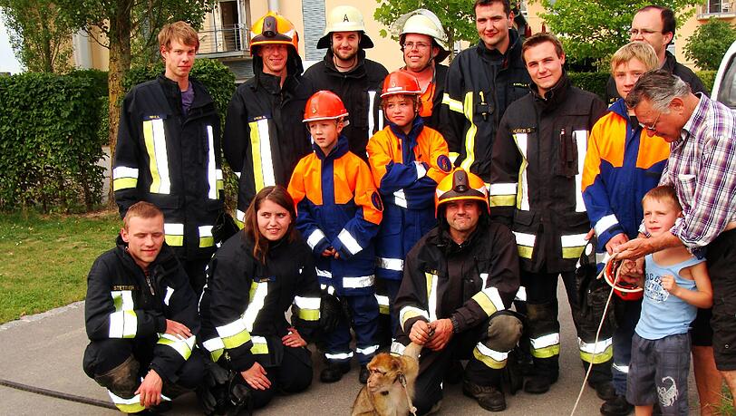 An der Leine: Berberaffen-Dame Minna mit ihrem Trainer (r.) und Feuerwehrleuten aus Altmühldorf. An der Leine: Berberaffen-Dame Minna mit ihrem Trainer (r.) und Feuerwehrleuten aus Altmühldorf.