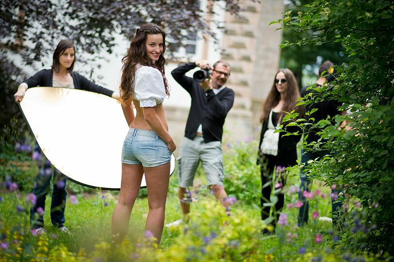 Das Model Ramona (18) aus Schwaben wird am Donnerstag (31.05.2012) während des Pressefototermins für den bayerischen Jungbauernkalender 2013 auf einem Bauernhof in Meeder-Moggenbrunn (Oberfranken) vom Wiener Fotografen Udo Titz abgelichtet. Der Kalender erscheint im kommenden Jahr zum achten Mal.