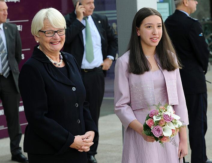 Strahlen um die Wette: Luxemburgs Familienministerin Marie-Josee Jacobs (links) und Serena Boulkemoun vom Nationalen Studentenrat beim Empfang, den die luxemburgische Regierung zu Ehren des Brautpaars ausrichten ließ.