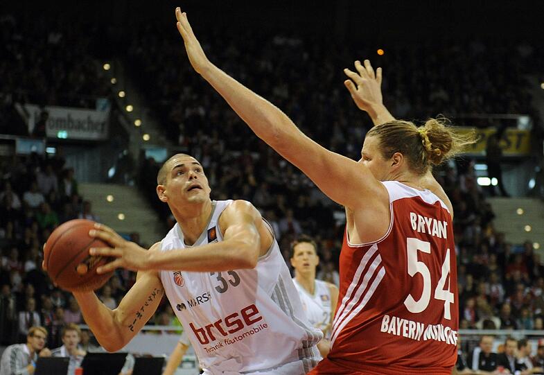 Bambergs Maik Zirbes versucht gegen Bayerns John Bryant zum Wurf zu kommen.