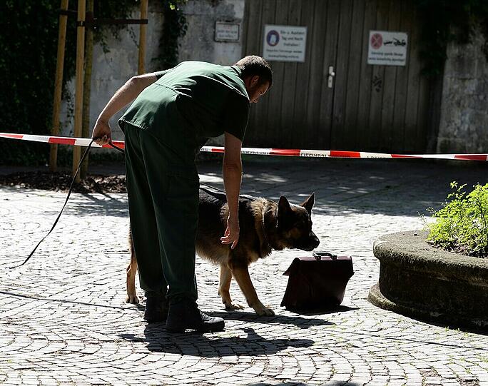 Die Polizei war mit Sprengstoffsuchhunden vor Ort.