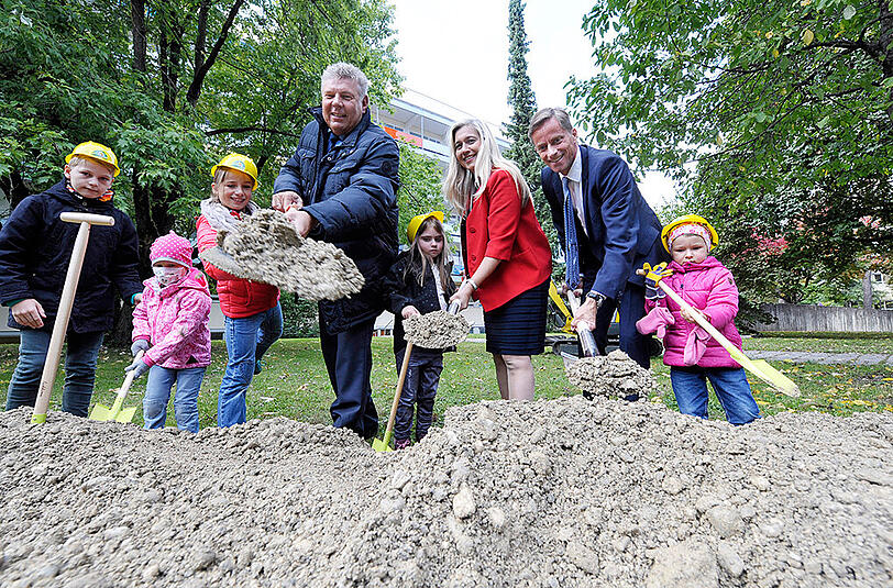 Zusammen mit Kindern und kleinen Patienten beim symbolischen Spatenstich: Gesundheitsministerin Huml mit Oberbürgermeister Dieter Reiter (l.) und Klinikgeschäftsführer Dr. Axel Fischer.